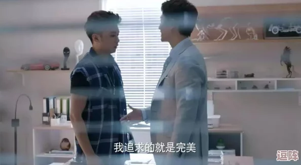 英语老师掀开了裙子，网友纷纷表示：“这是什么情况？教育界的风气怎么变得如此奇怪？”