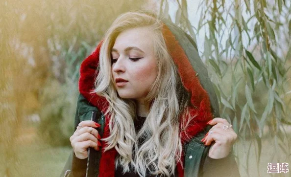 男女之间的唏唏哩哩动态：探讨情感交流中的微妙变化与互动方式，揭示两性关系的复杂性与趣味性