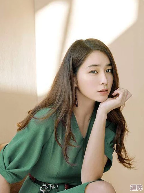 蘑菇官网黑料爆料Lisa，网友纷纷表示：“这是真的吗？难道她背后还有不为人知的故事？”