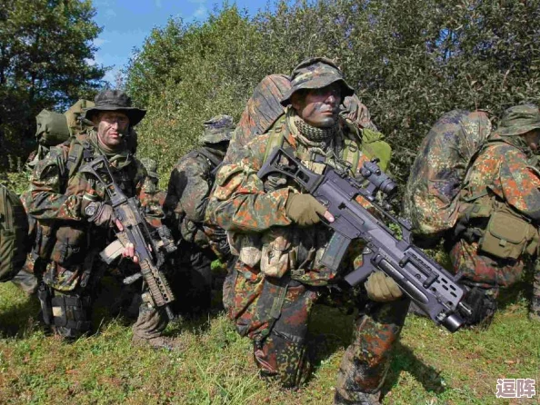 被特种兵们的合不拢腿男，网友纷纷表示：这位兄弟真是太搞笑了，难道是训练太刻苦了吗？