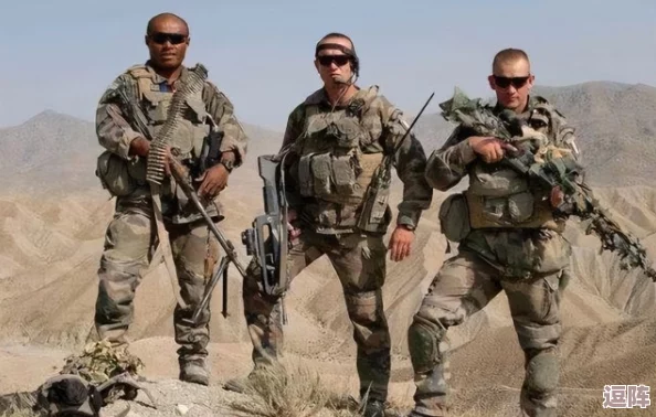 被特种兵们的合不拢腿男，网友纷纷表示：这位兄弟真是太搞笑了，难道是训练太刻苦了吗？