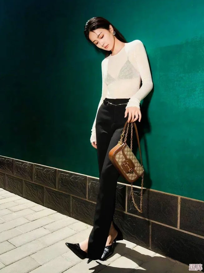 白鹿变态蕾丝超薄开档连身袜,网友评论:这款设计真是太大胆了,性感又时尚,让人忍不住想试试看! 白鹿变态蕾丝超薄开档连身袜,网友评论:这款设计真是太大胆了,性感又时尚,让人忍不住想试试看!