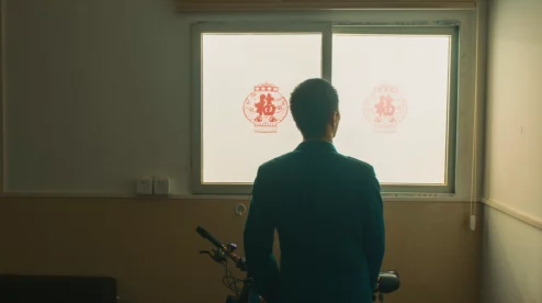 物业维修工老王和林诗诗：城市生活中的奉献与坚持，以及他们在日常琐事中建立的深厚情谊