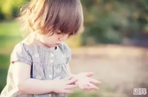 一小孩半夜给小女孩吃坤巴,家长惊呼:这是怎样的友谊与关爱? 一小孩半夜给小女孩吃坤巴,家长惊呼:这是怎样的友谊与关爱?