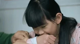 一小孩半夜给小女孩吃坤巴,家长惊呼:这是怎样的友谊与关爱? 一小孩半夜给小女孩吃坤巴,家长惊呼:这是怎样的友谊与关爱?