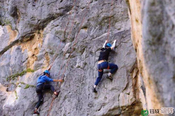 大叔双手攀上两团高峰视频!网友疯传,揭秘背后真相惊人! 大叔双手攀上两团高峰视频!网友疯传,揭秘背后真相惊人!