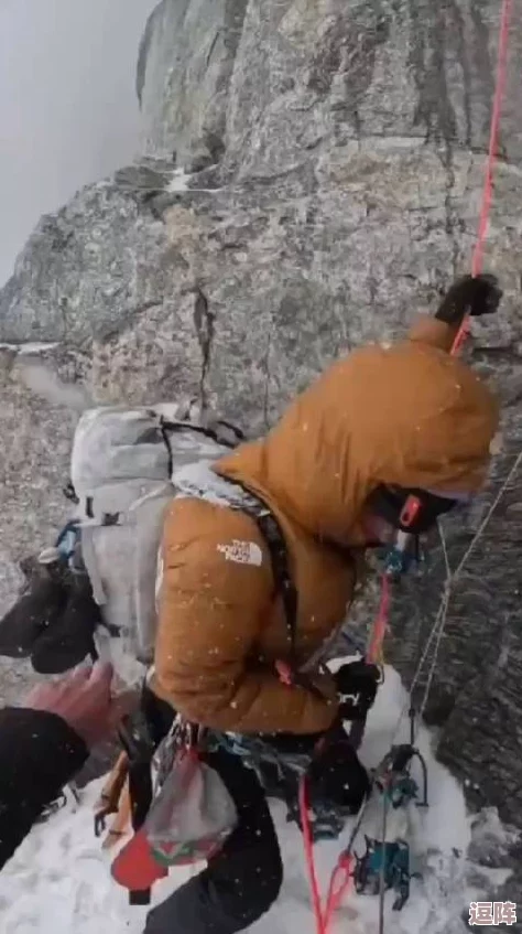大叔双手攀上两团高峰视频!网友疯传,揭秘背后真相惊人! 大叔双手攀上两团高峰视频!网友疯传,揭秘背后真相惊人!