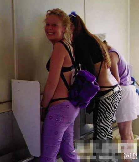 美女把尿口露出来,引发网友热议:有人认为这是艺术表现,有人则质疑其社会影响,观点各异引发讨论 美女把尿口露出来,引发网友热议:有人认为这是艺术表现,有人则质疑其社会影响,观点各异引发讨论