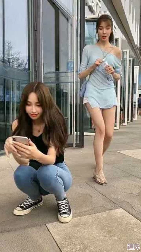 美女把尿口露出来,引发网友热议:有人认为这是艺术表现,有人则质疑其社会影响,观点各异引发讨论 美女把尿口露出来,引发网友热议:有人认为这是艺术表现,有人则质疑其社会影响,观点各异引发讨论