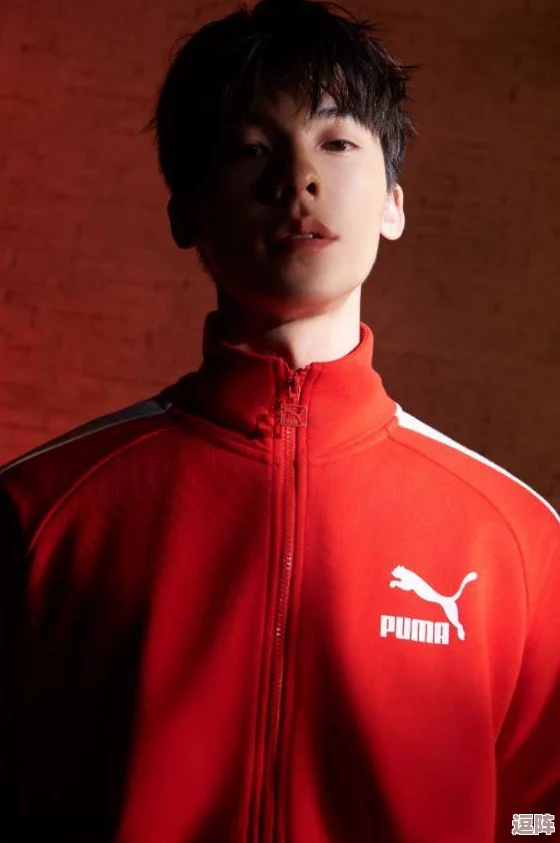 haijiao披风少年"背后隐藏的神秘身份曝光,竟是当红偶像的亲弟弟,引发粉丝热议与关注! haijiao披风少年"背后隐藏的神秘身份曝光,竟是当红偶像的亲弟弟,引发粉丝热议与关注!