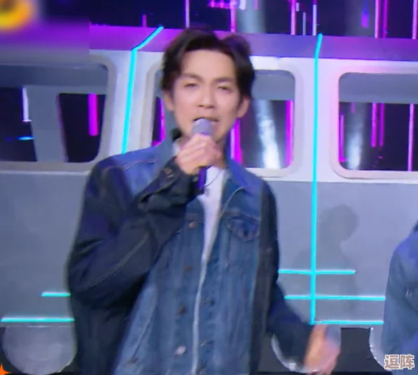 haijiao披风少年"背后隐藏的神秘身份曝光,竟是当红偶像的亲弟弟,引发粉丝热议与关注! haijiao披风少年"背后隐藏的神秘身份曝光,竟是当红偶像的亲弟弟,引发粉丝热议与关注!