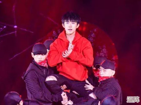 haijiao披风少年"背后隐藏的神秘身份曝光,竟是当红偶像的亲弟弟,引发粉丝热议与关注! haijiao披风少年"背后隐藏的神秘身份曝光,竟是当红偶像的亲弟弟,引发粉丝热议与关注!