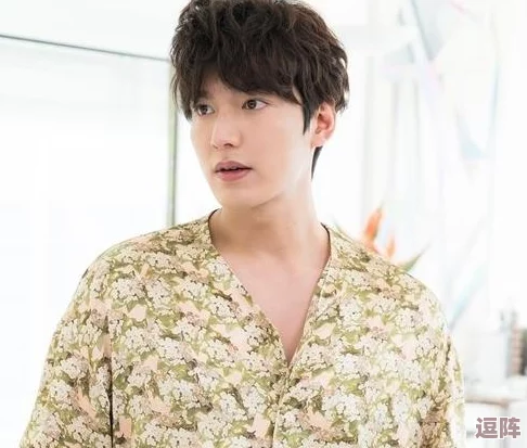 网曝黑吃瓜，某知名明星被拍到与神秘女子深夜约会，疑似恋情曝光引发网友热议！