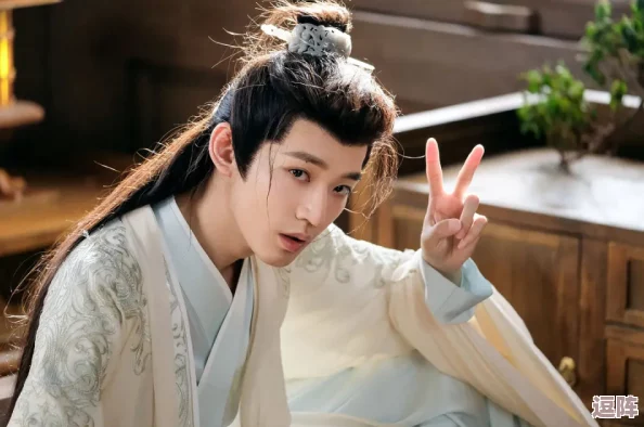 千乐网动态图:某女星与富商疑似恋情曝光,细节曝光引发热议 千乐网动态图:某女星与富商疑似恋情曝光,细节曝光引发热议