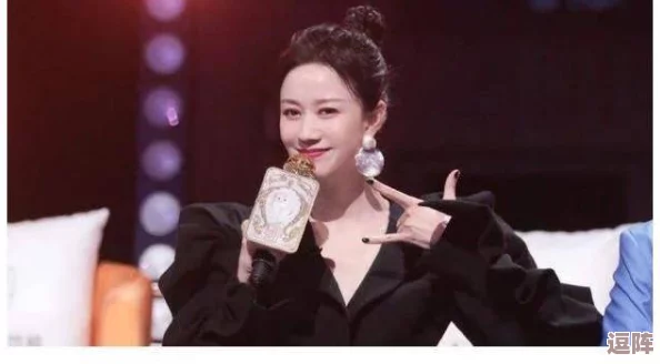 千乐网动态图:某女星与富商疑似恋情曝光,细节曝光引发热议 千乐网动态图:某女星与富商疑似恋情曝光,细节曝光引发热议