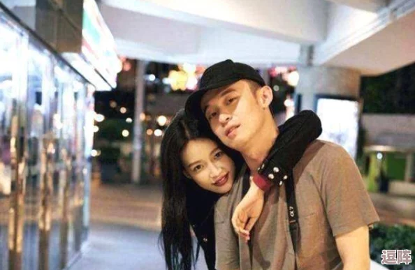 野花www：某明星被曝与经纪人热恋，绯闻传出后双方均未回应