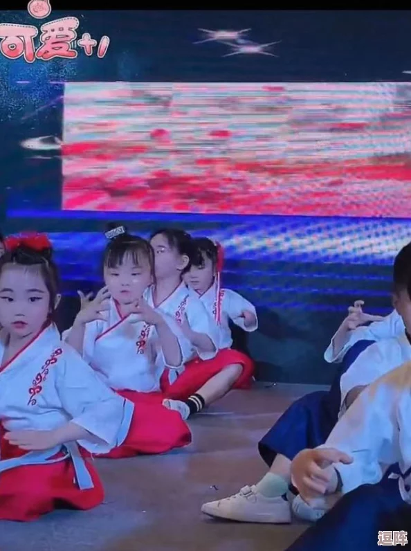 网友看法：Anothergirlinthewall引发热议，许多人认为这部作品深刻反映了当代社会的孤独与挣扎，引起共鸣