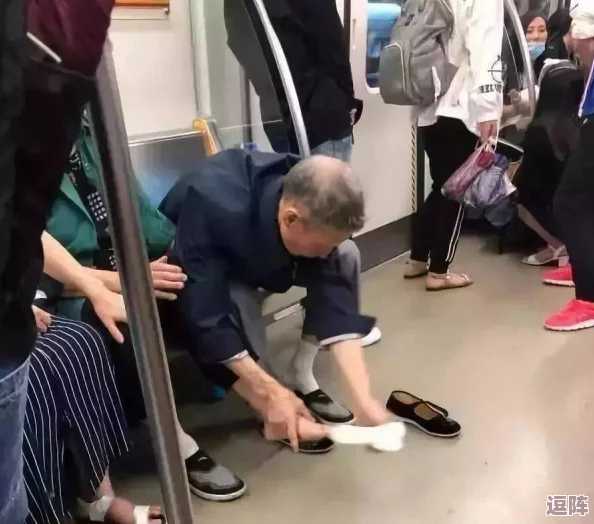 粉嫩沟厕零距离拍大神,网友纷纷表示:这样的创意真是让人眼前一亮,既搞笑又有趣! 粉嫩沟厕零距离拍大神,网友纷纷表示:这样的创意真是让人眼前一亮,既搞笑又有趣!