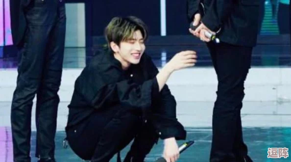 美女和帅哥一起努力坤坤:探讨青春奋斗与团队合作的重要性和影响 美女和帅哥一起努力坤坤:探讨青春奋斗与团队合作的重要性和影响