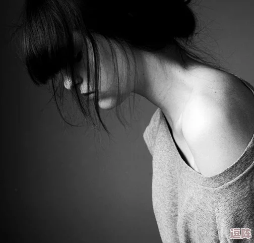 胡桃被挤出白色不明物，网友热议：这究竟是何种神秘现象？是否与游戏设定有关？