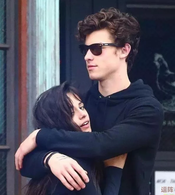 欧洲女rapper的私生活大曝光:与知名男星恋情疑似浮出水面,粉丝们纷纷猜测背后真相! 欧洲女rapper的私生活大曝光:与知名男星恋情疑似浮出水面,粉丝们纷纷猜测背后真相!