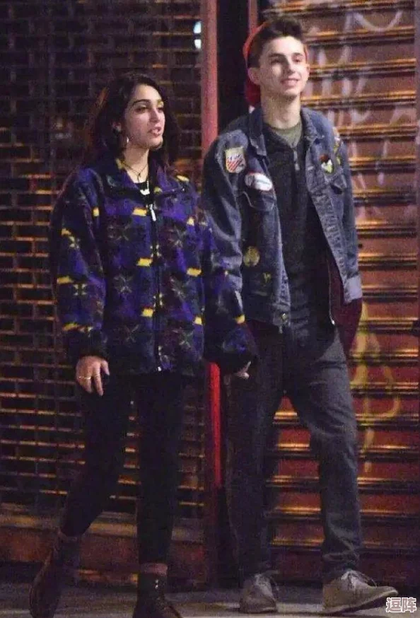 欧洲女rapper的私生活大曝光:与知名男星恋情疑似浮出水面,粉丝们纷纷猜测背后真相! 欧洲女rapper的私生活大曝光:与知名男星恋情疑似浮出水面,粉丝们纷纷猜测背后真相!